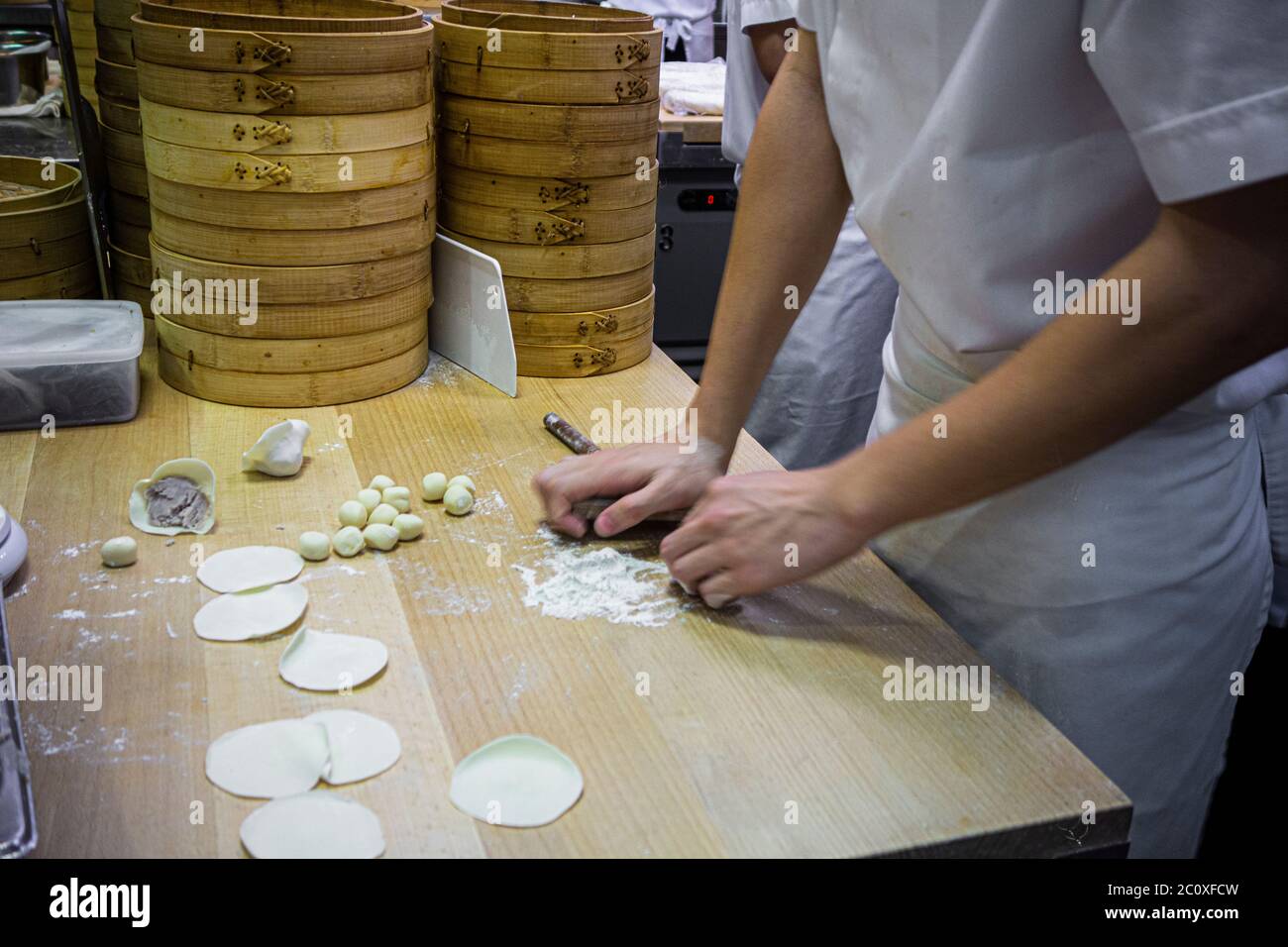 Cuisinières à des travaux à DIN Tai Fung cuisine ouverte. Marina Bay Sands. Singapour Banque D'Images