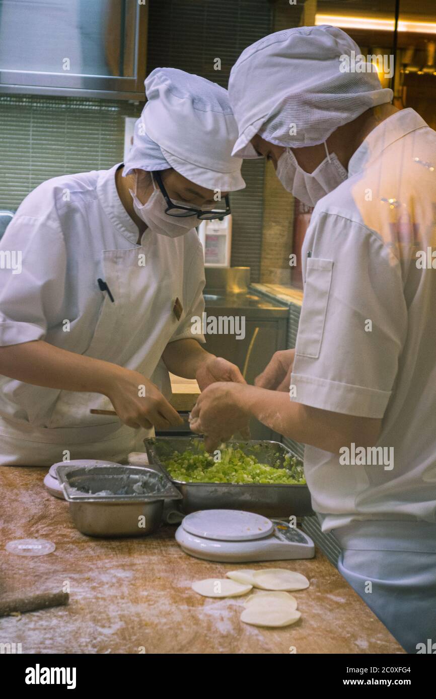 Cuisinières à des travaux à DIN Tai Fung cuisine ouverte. Marina Bay Sands. Singapour Banque D'Images