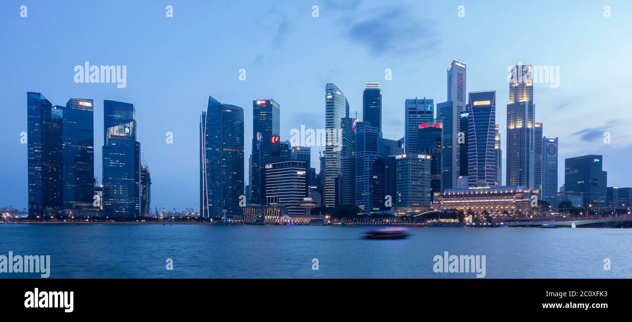 Vue nocturne sur les gratte-ciel du centre-ville de Singapour depuis Marina Bay. Singapour. Banque D'Images