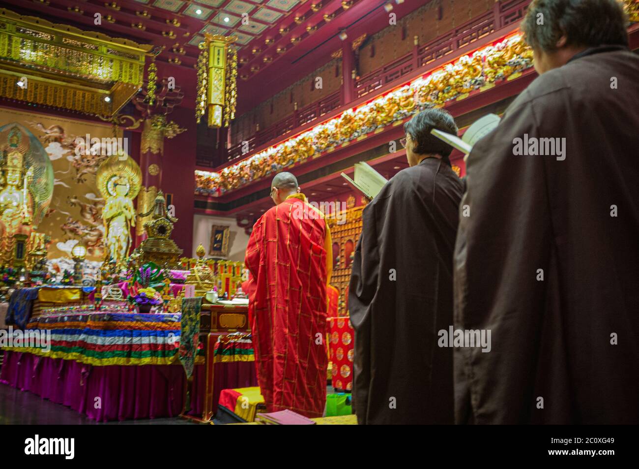 Prières au Temple relique de la dent de Bouddha. Chinatown. Singapour Banque D'Images