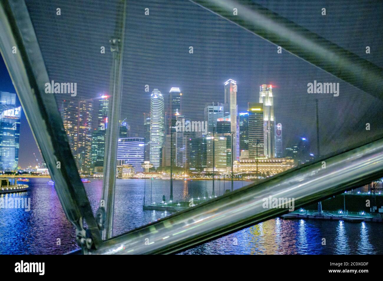 Vue nocturne sur les gratte-ciel du centre-ville de Singapour depuis Marina Bay. Singapour. Banque D'Images