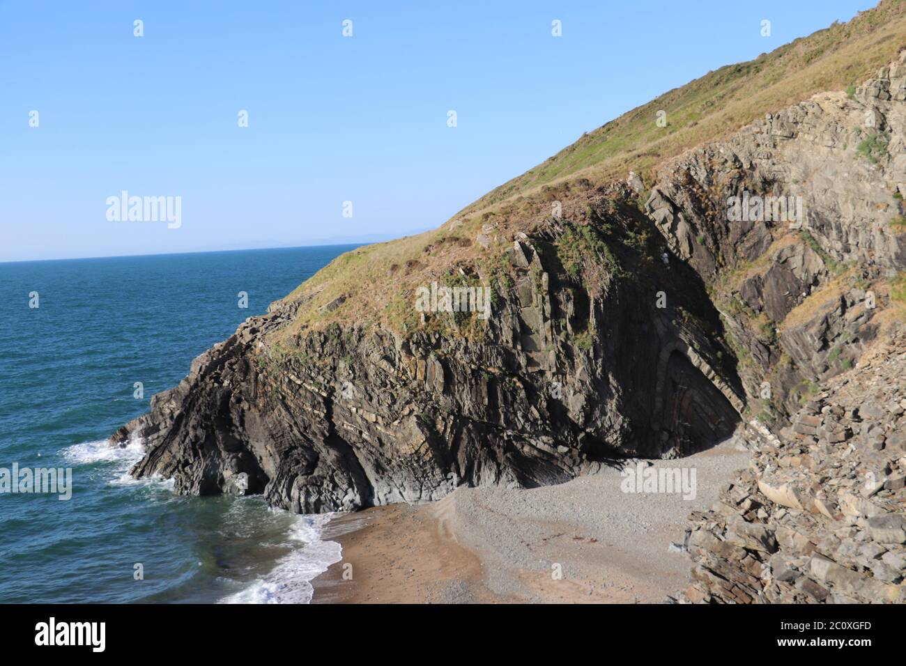 falaise de mer et plage rocheuse à côté de l'océan bleu. Photo de haute qualité Banque D'Images
