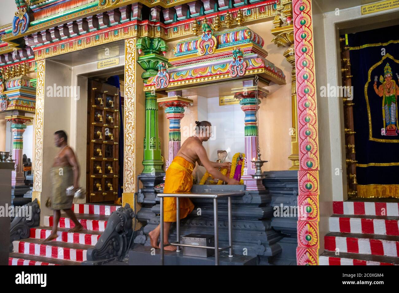 Officiels religieux hindous. Temple Sri Mariamman. Chinatown. Singapour Banque D'Images