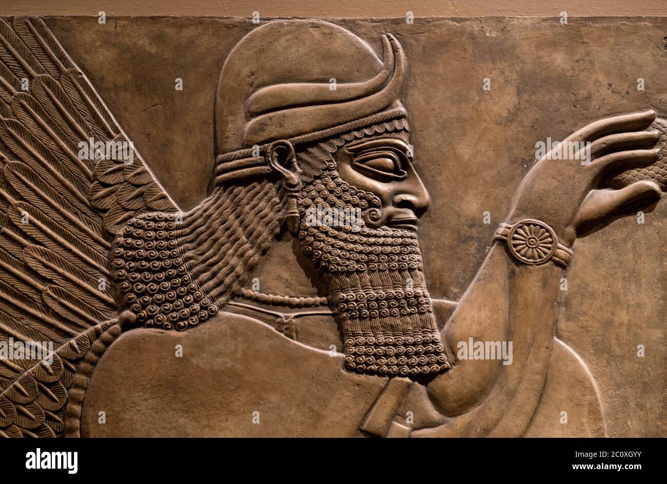 Ancien relief d'un dieu assyrien Banque D'Images
