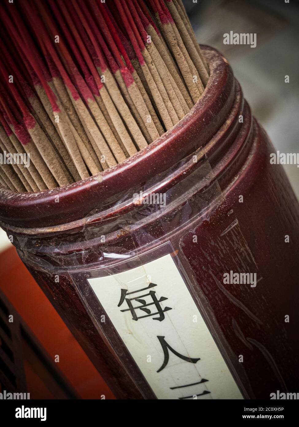 Offre de cérémonie au temple Sintoist Thian Hock. Chinatown. Singapour. Banque D'Images