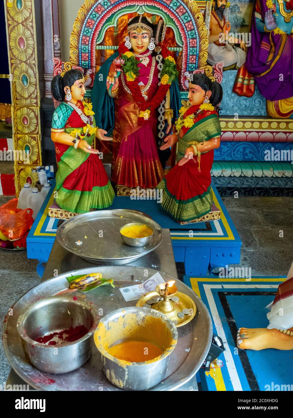 Offres de cérémonie. Temple hindou Sri Mariamman. Chinatown. Singapour Banque D'Images