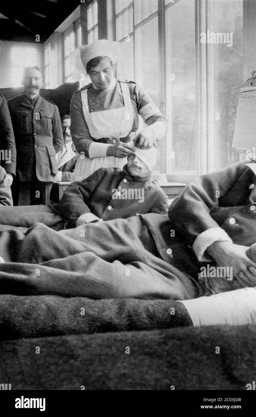 Infirmière bandage Chef de soldat à l'Hôpital de la base canadienne pendant la première Guerre mondiale, Hôtel du Golf, le Touquet, France, bain News Service, 1914 Banque D'Images