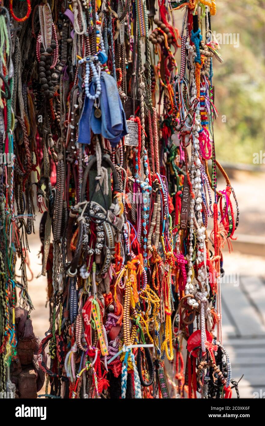 Les perles du souvenir sur un arbre dans les champs de la mort, Choung Ek, Phnom Penh, Cambodge Banque D'Images