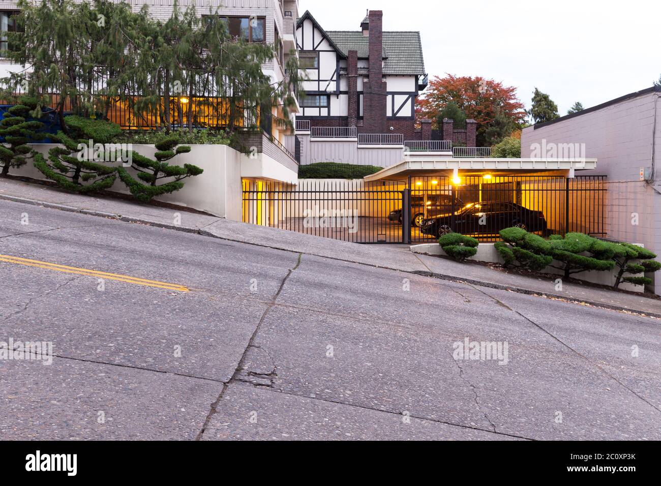 Pièces de béton road avant de building at night Banque D'Images