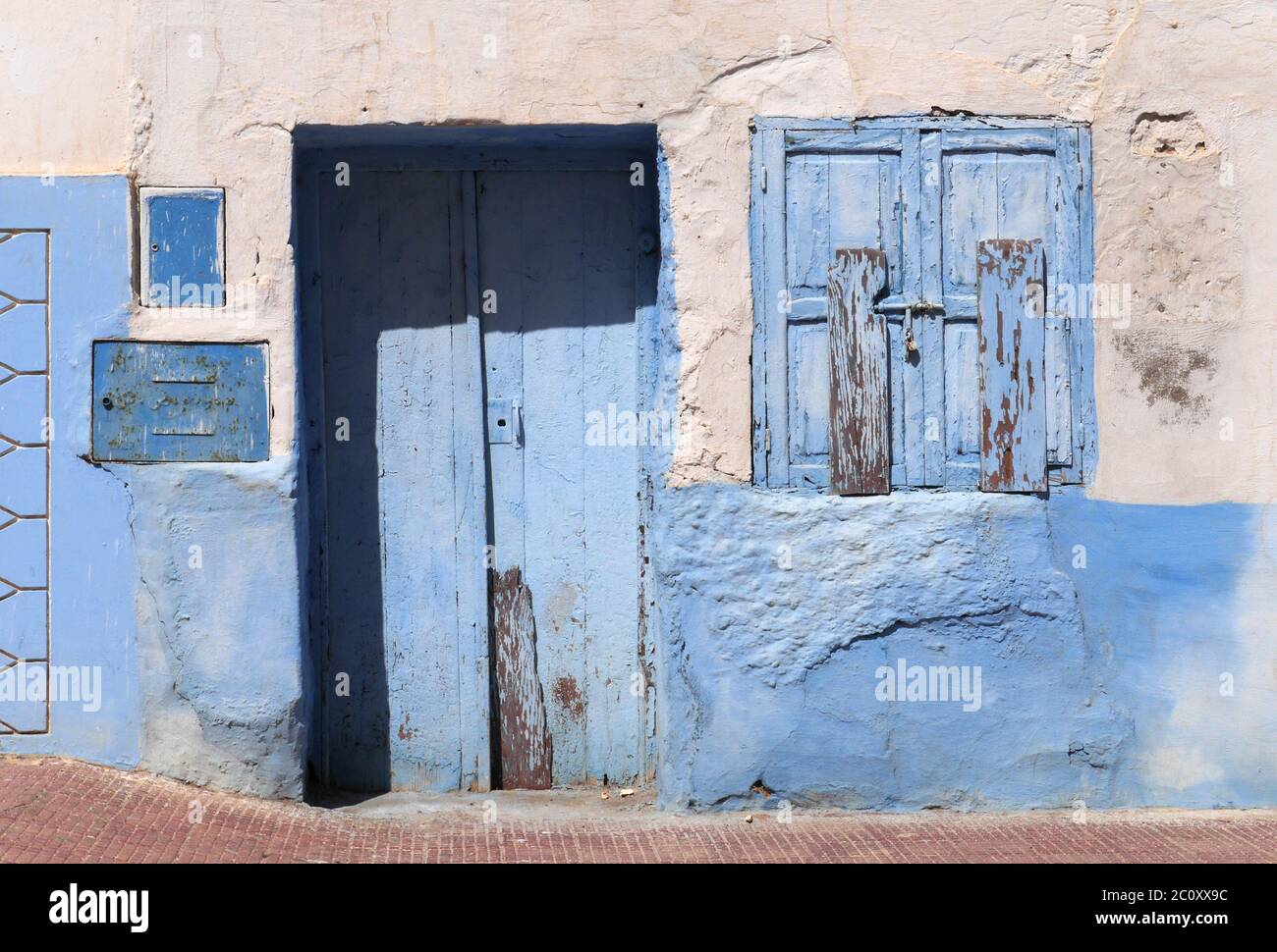 Porte et fenêtre d'une maison au Maroc Banque D'Images