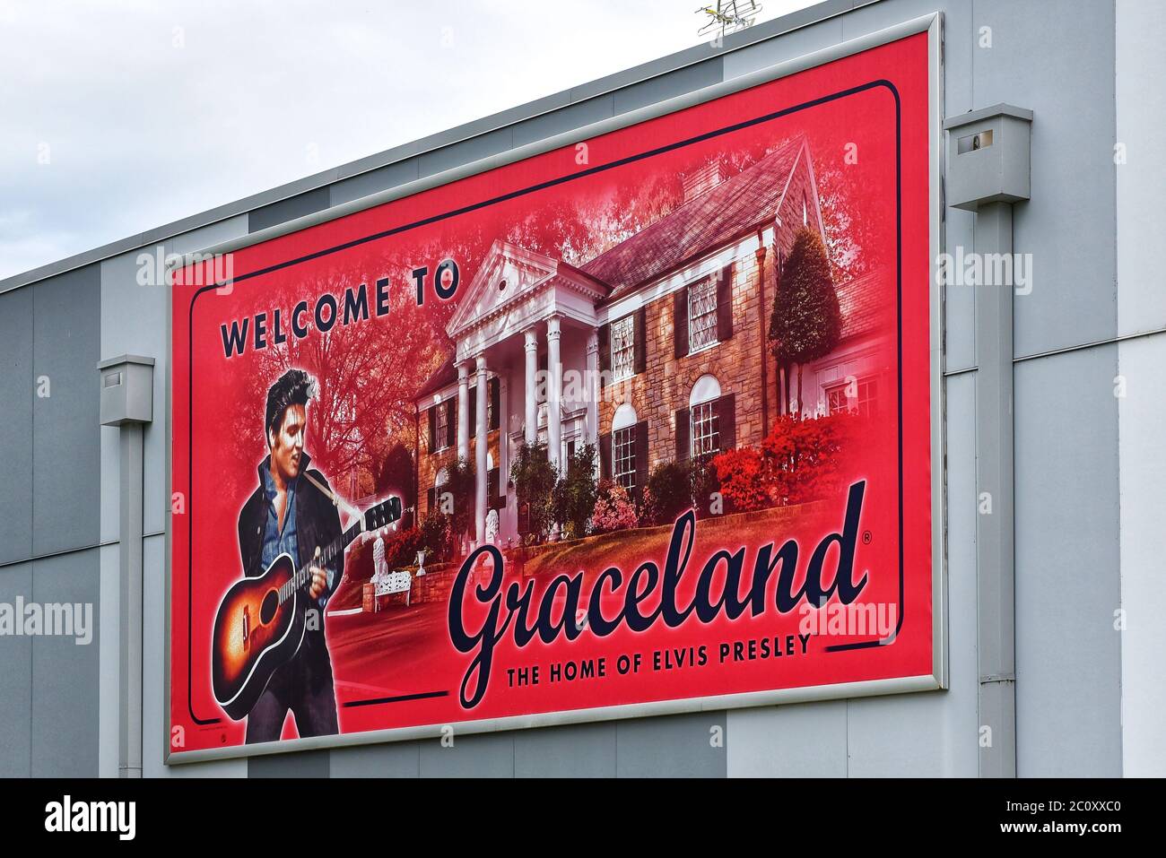 Memphis, TN, États-Unis - 24 septembre 2019 : entrée au complexe de Graceland avec le signe d'Elvis. Banque D'Images