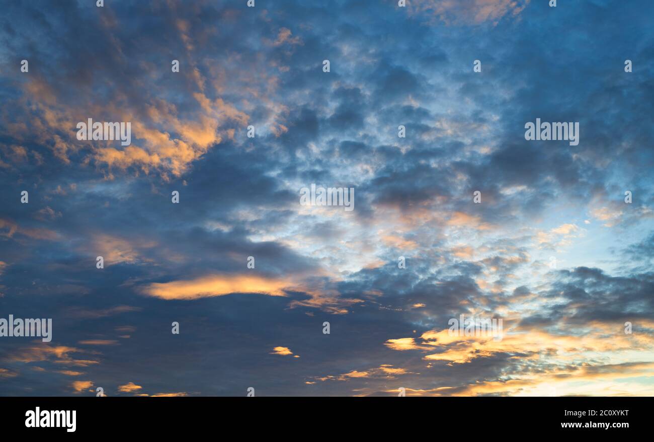 Nuages au lever du soleil dans la campagne anglaise. ROYAUME-UNI Banque D'Images