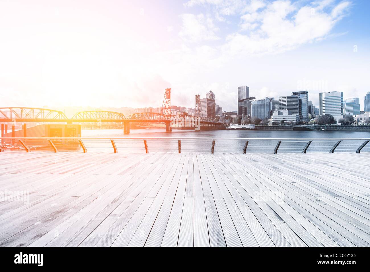 plancher en bois près du pont avec paysage urbain et horizon de portland au lever du soleil Banque D'Images