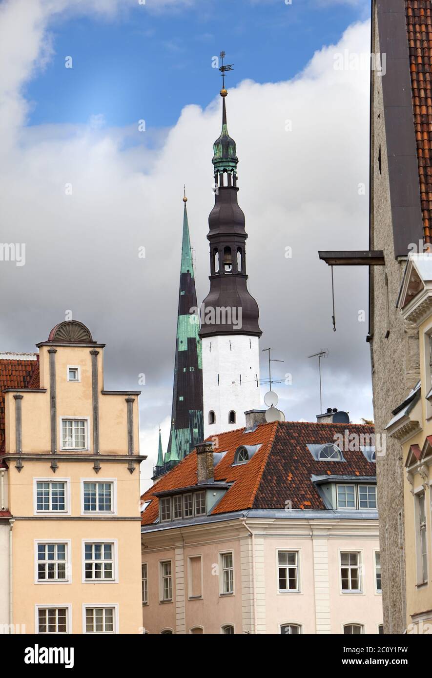 Vieille ville, Tallinn, Estonie. Maisons anciennes et Église du Saint-Esprit Banque D'Images