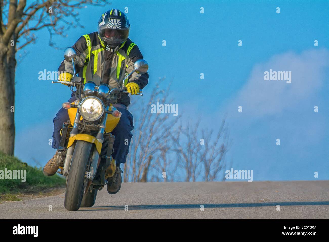 Vue d'un homme qui roule en moto sur une route à ciel ouvert Photo Stock -  Alamy