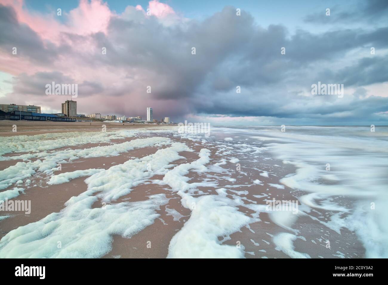 Douche matinale à la plage de la mer du Nord à Zandvoort aan zee Banque D'Images