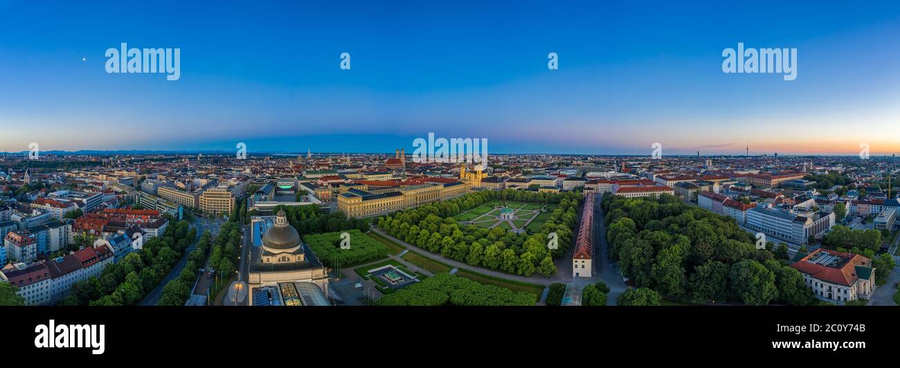 Vue aérienne, matin sur la capitale bavaroise Munich, allemagne avec maisons, bureaux et parc vert. Droneshot aérien authentique avec vue panoramique. Banque D'Images