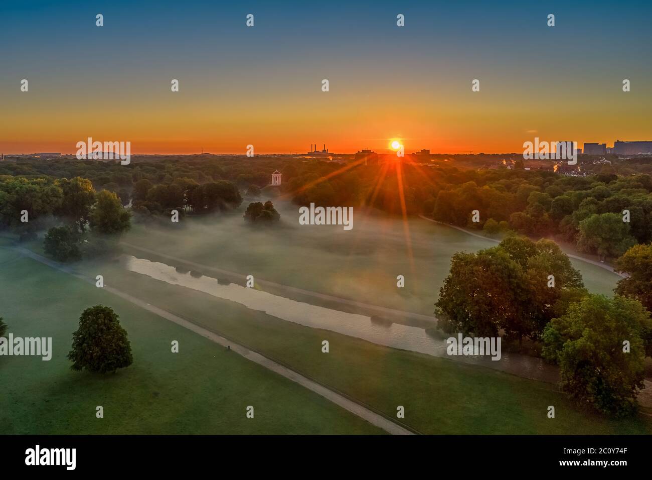 Le jardin anglais de Munich en début de matinée. Le soleil monte et la foy est régnant dans le parc vert à un beau jour de printemps, en allemagne. Banque D'Images
