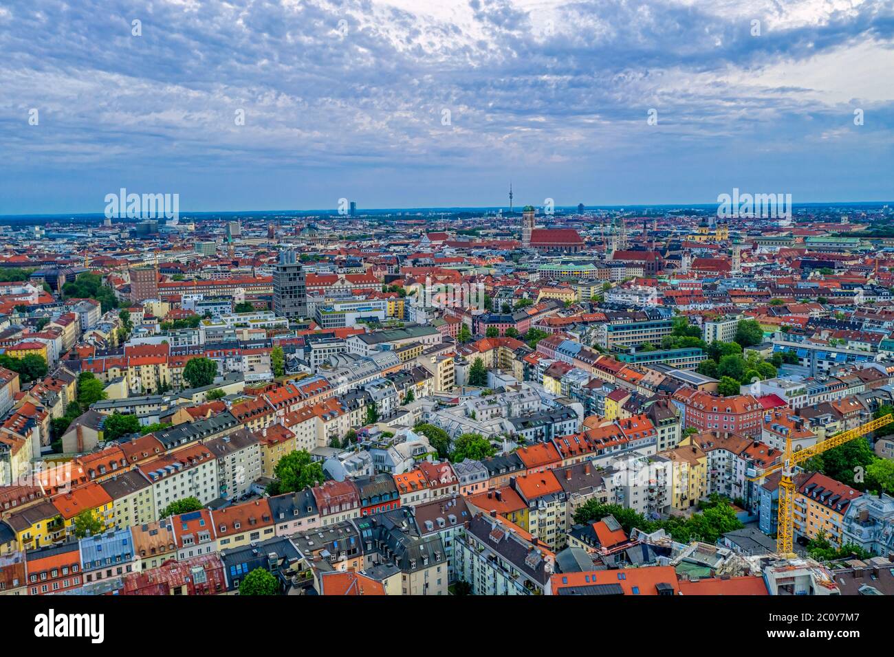 Vue fantastique sur Munich avec sa populaire tour d'ampoule de la Frauenkirche. Le matin, paysage urbain de la merveilleuse ville allemande. Banque D'Images