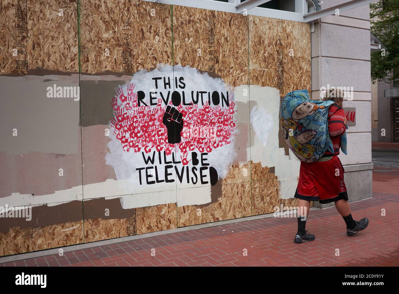 Le magasin H&M embarqué dans le centre-ville de Portland, Oregon, qui est devenu des toiles de protestation, vu le vendredi 12 juin 2020. Banque D'Images