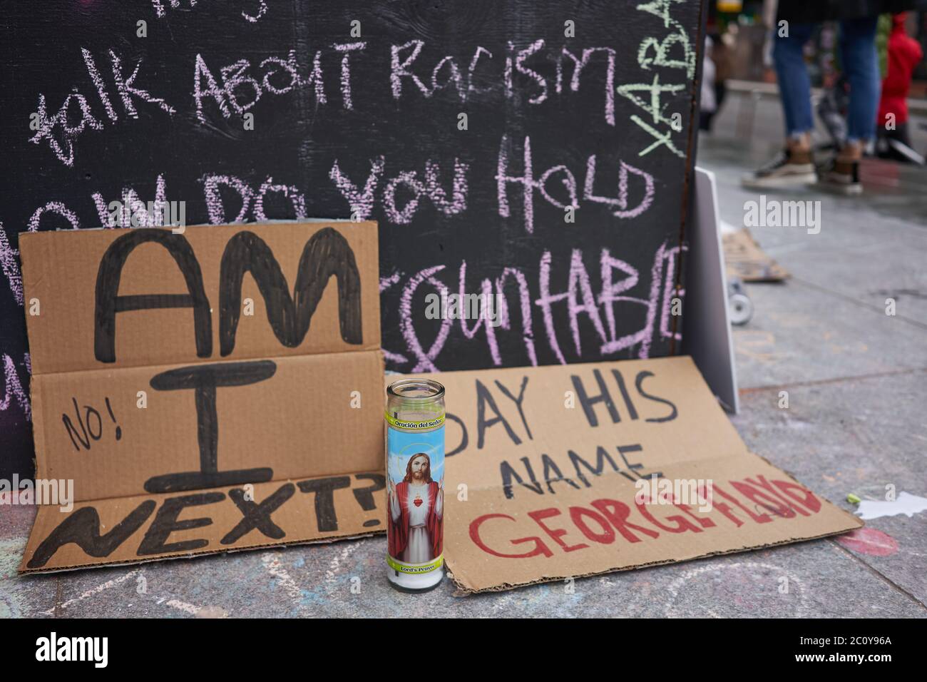 L'Apple Store embarqué dans Pioneer place du centre-ville de Portland, qui est devenu des toiles non officielles pour des manifestations pacifiques, vu vendredi 6/12/2020. Banque D'Images