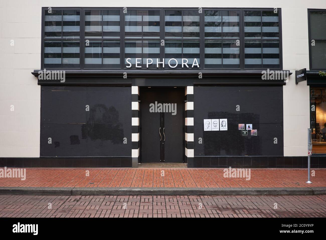 Le magasin Sephora du centre-ville de Portland, Oregon, est vu embarqué pour se protéger contre d'autres dommages, au cours de la manifestation, le vendredi 12 juin 2020. Banque D'Images