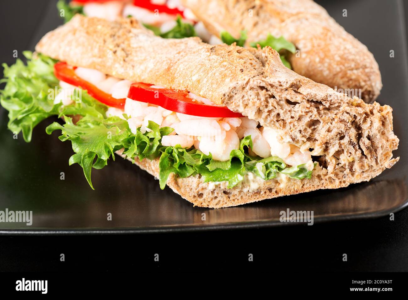 Sandwich à la crevette sur la plaque noire Banque D'Images