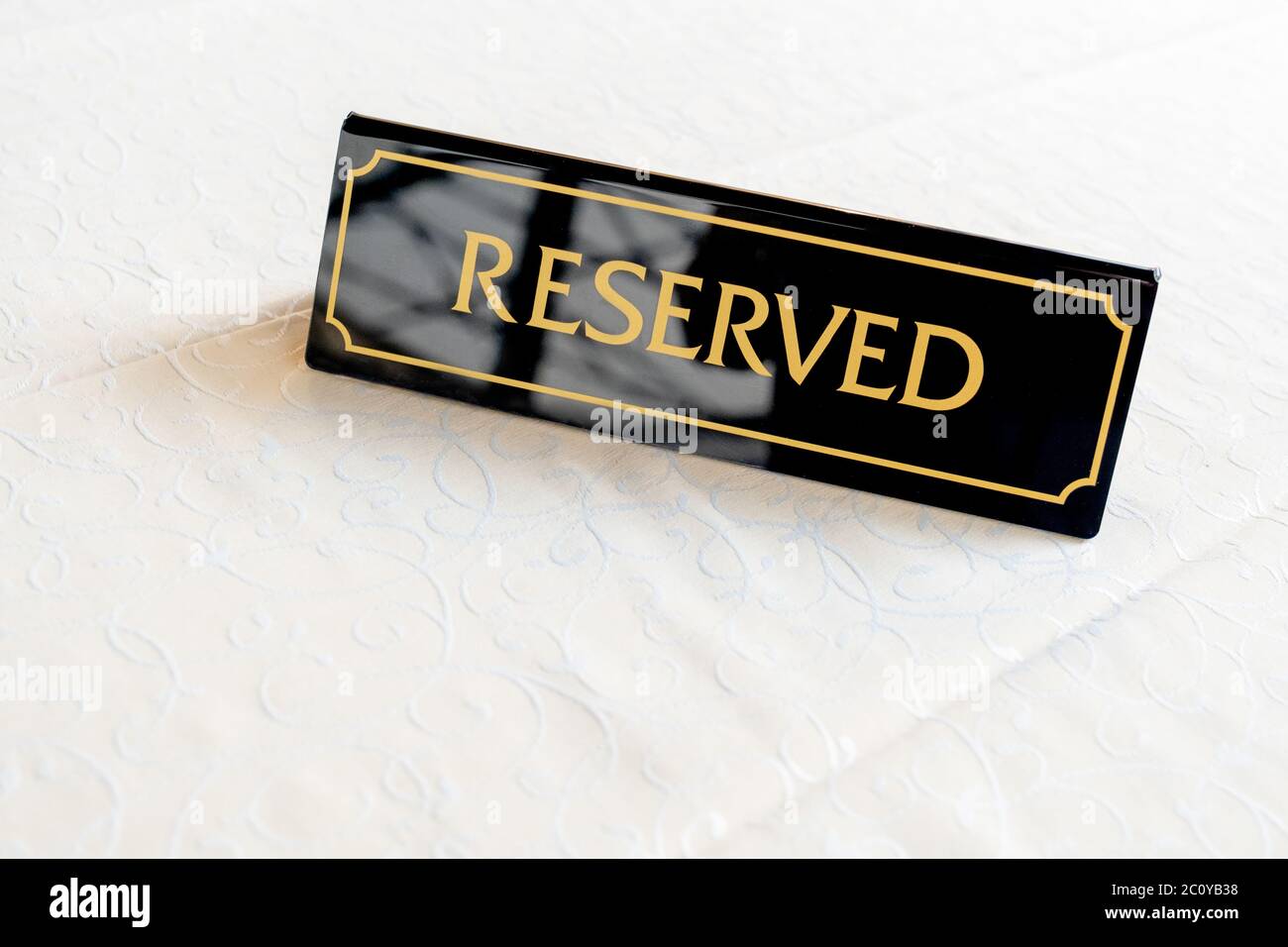 Une balise de réservation placée sur la table. Logo réservé dans un  restaurant ou terrasse d'été de café Photo Stock - Alamy