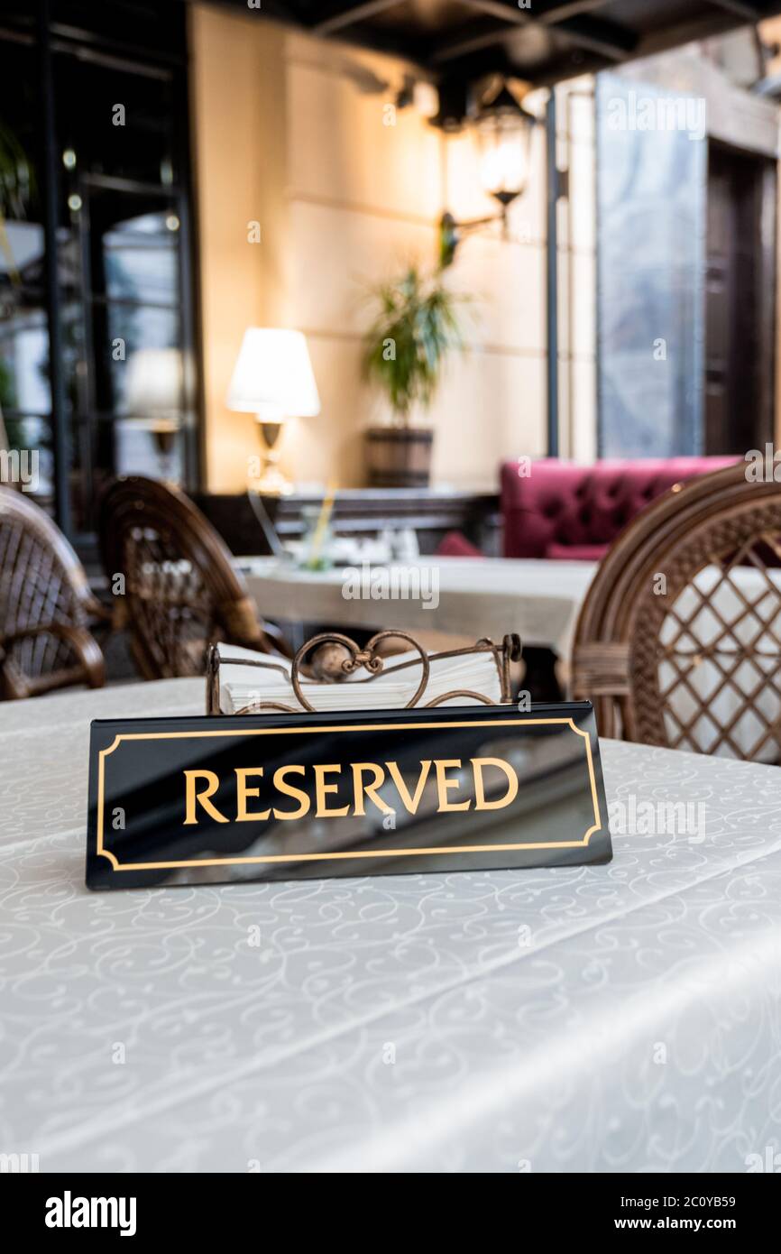 Une balise de réservation placée sur la table. Logo réservé dans un restaurant ou terrasse d'été de café. Banque D'Images