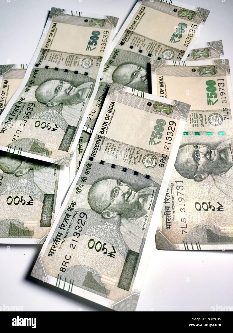 Groupe de cinq cents roupies Note isolée dans un fond blanc Banque D'Images