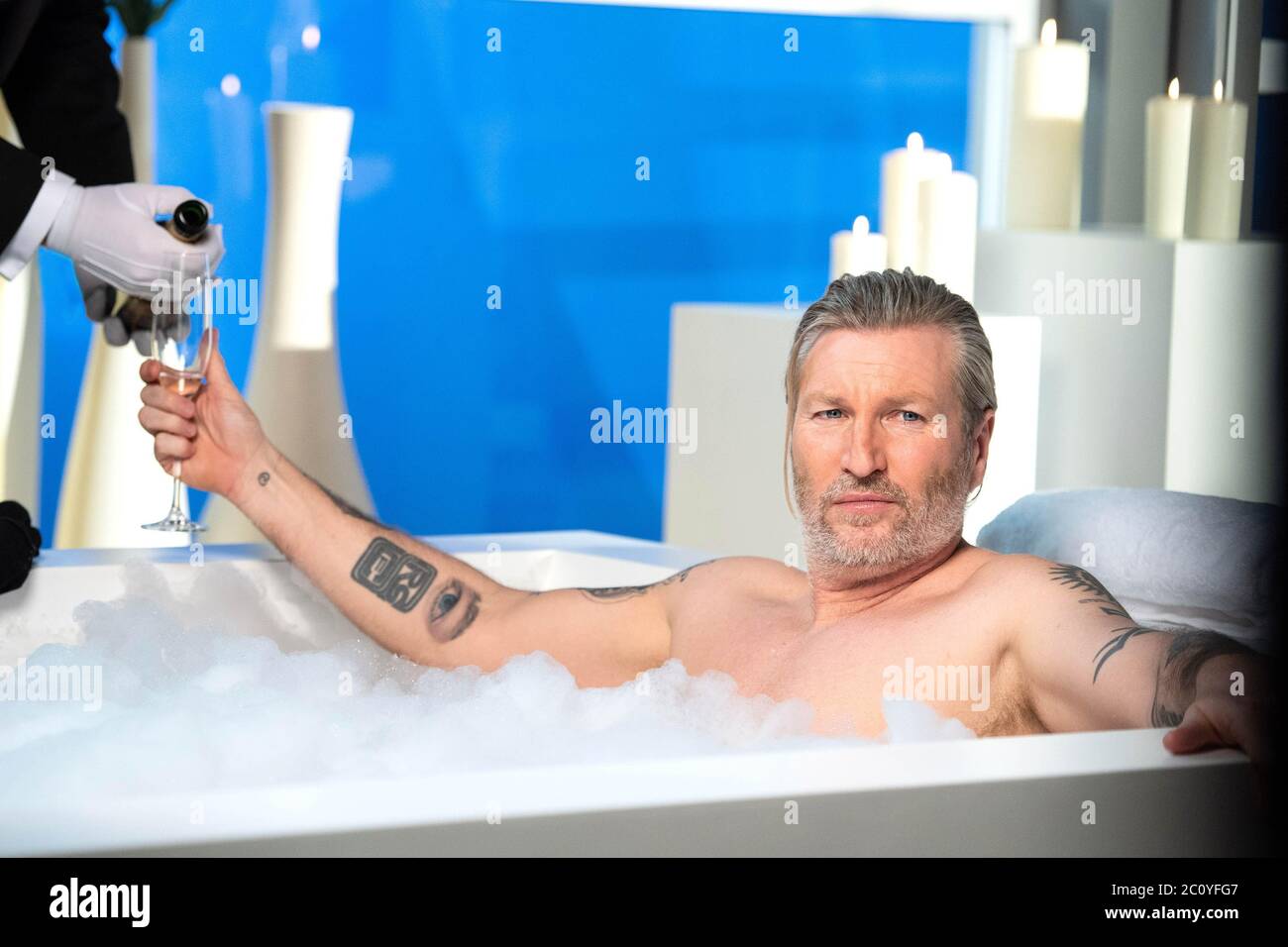 Une photo en coulisses de Robbie Savage, qui recrée la célèbre scène de bain du célèbre film ÔThe Big Short, lorsque Santander lance une campagne pour aider les clients à se lancer dans des escroqueries de compte sécurisées. Banque D'Images