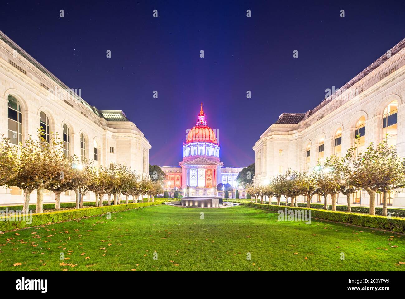 herbage avant l'hôtel de ville de san francisco la nuit Banque D'Images