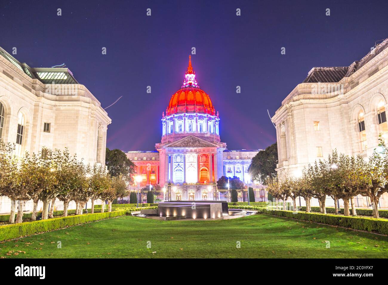 herbage avant l'hôtel de ville de san francisco la nuit Banque D'Images