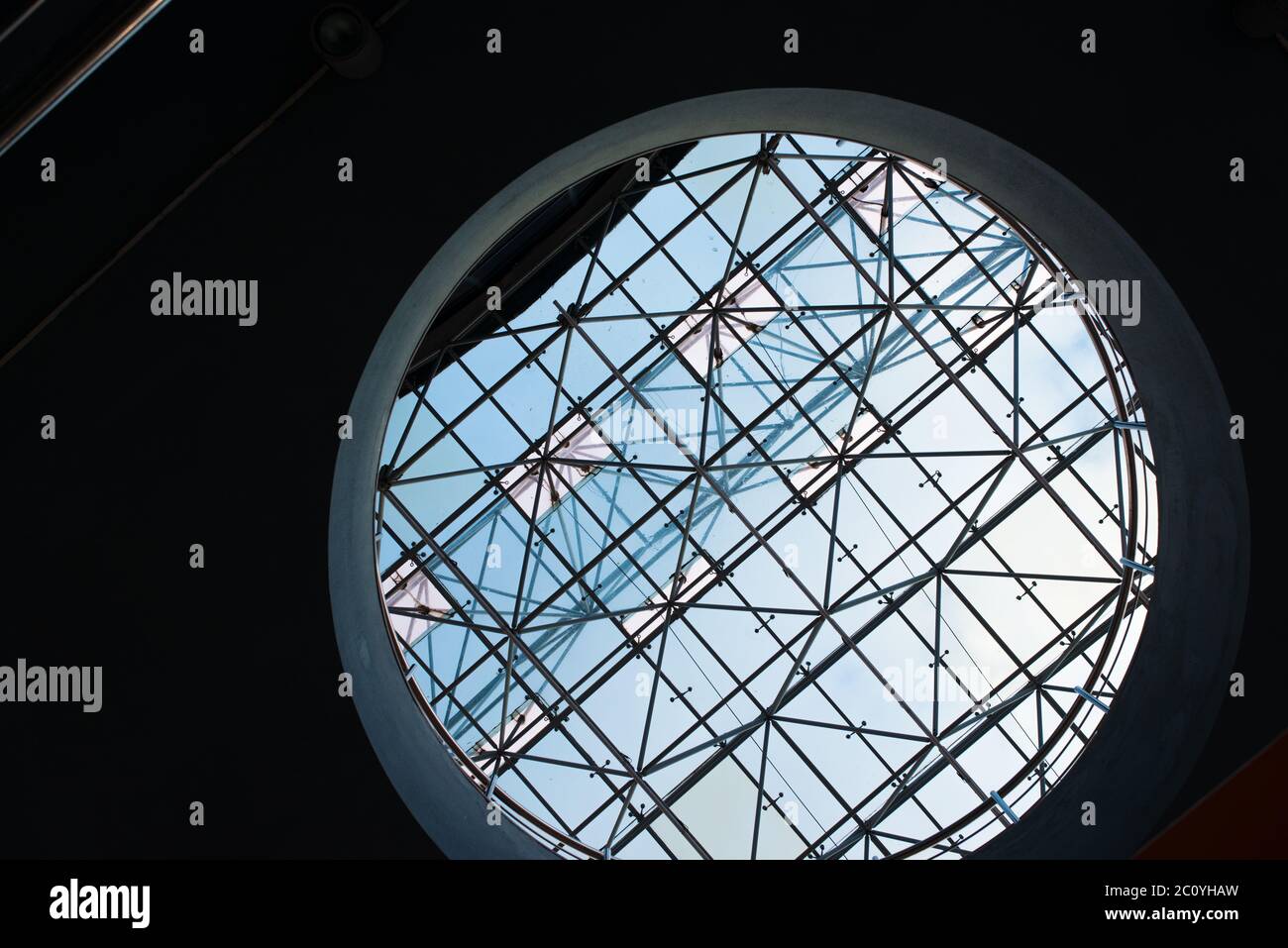 Vue de dessous de toit moderne en verre creux sircle trou dans quartier des affaires dans la lumière du soir au coucher du soleil avec copyspace Banque D'Images