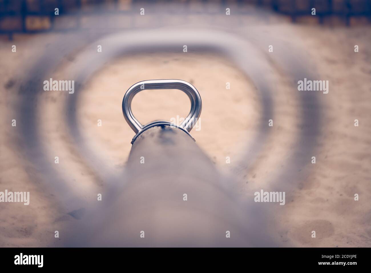 Les enfants se sont mis à la mer sur une aire de jeux avec du sable Banque D'Images