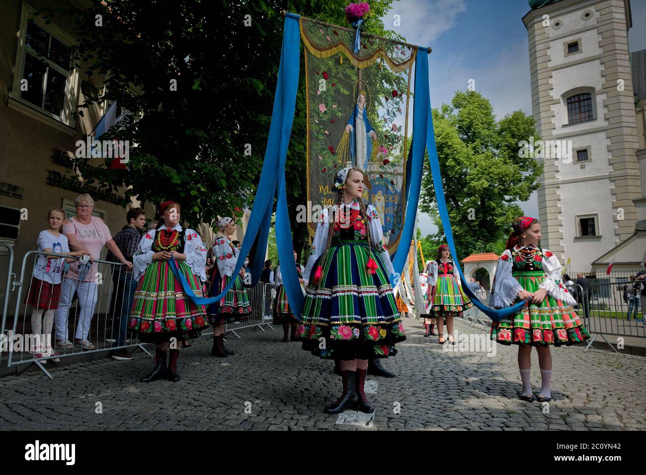 Lowicz, Pologne - juin 11 2020 : un polonais non identifié portant le costume national traditionnel de Lowicz, tout en rejoignant le corpus Christi procession Banque D'Images