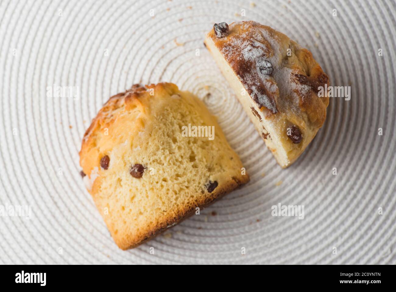 Des tranches de muffin carottes avec espace vide sur tissu blanc arrière-plan. Copyspace vue supérieure Banque D'Images