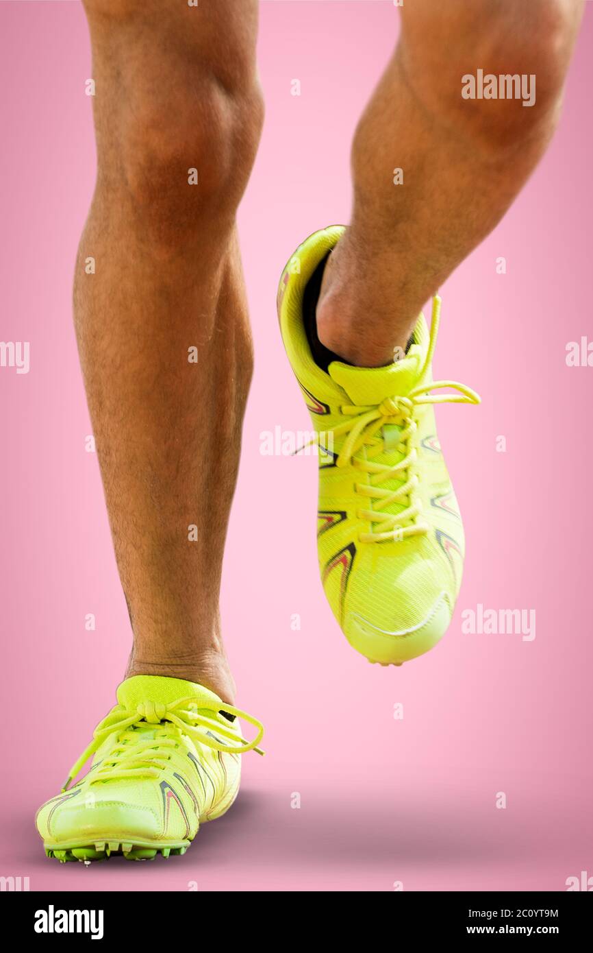 Composite image de sportif jambes exécuté sur un fond blanc Banque D'Images