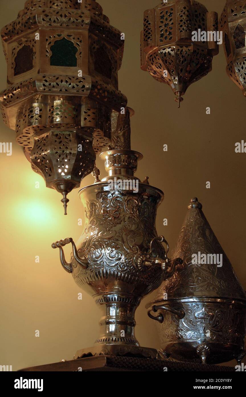 Lanternes de Fanoos et autres oeuvres métalliques artisanales en vente dans la vieille ville de Jérusalem Israël Banque D'Images