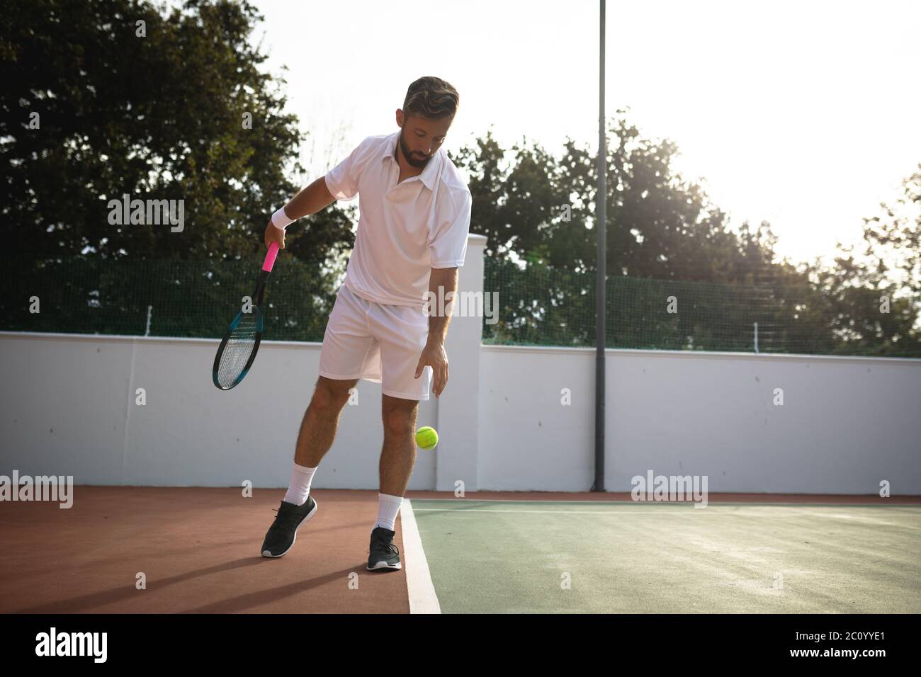 Formation d'homme caucasien sur un court de tennis Banque D'Images