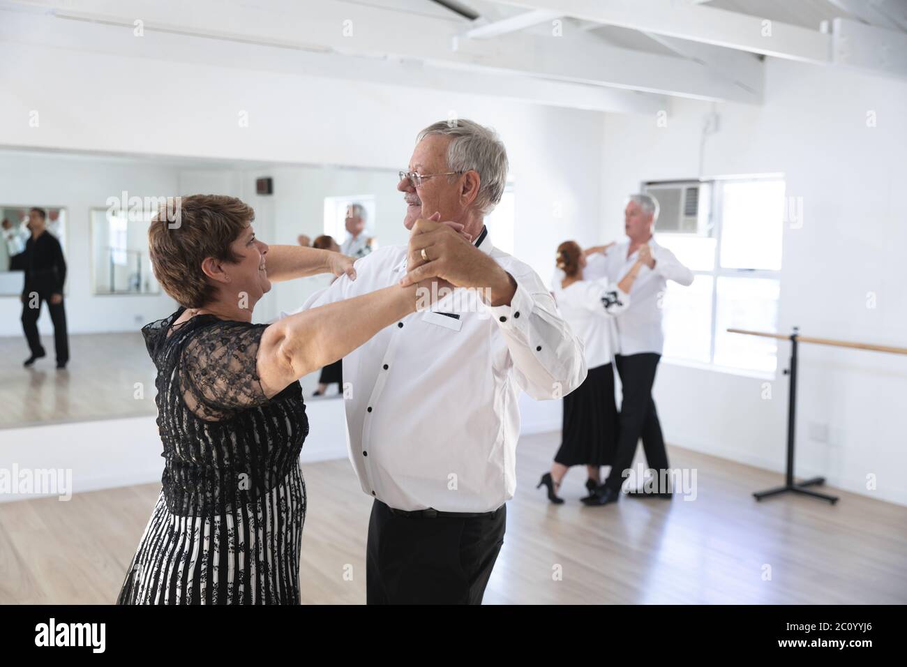 Happy Caucasiens senior couples dansant dans la salle de bal Banque D'Images