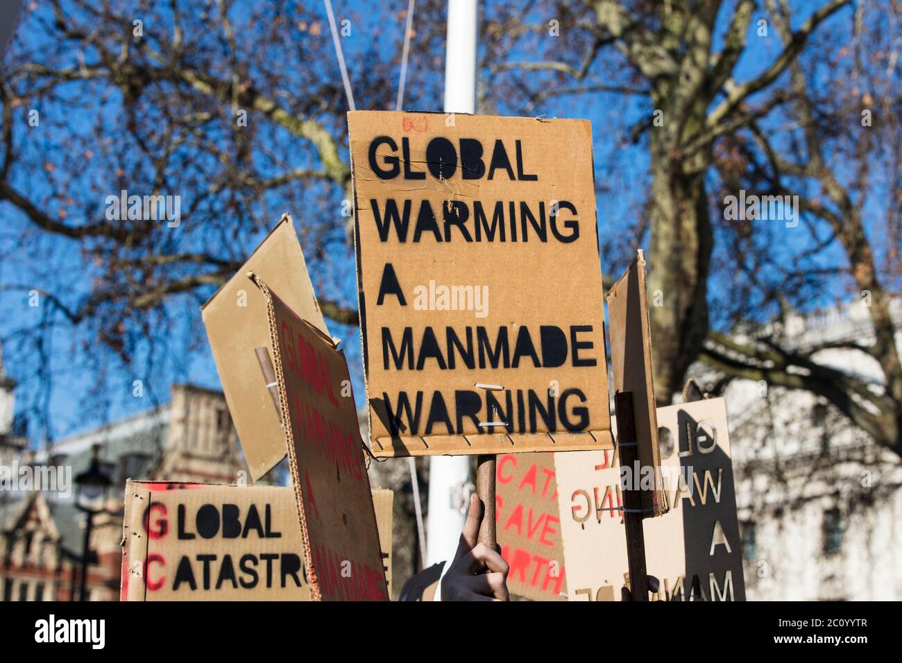 Les manifestants tenant le changement climatique de bannières en une protestation Banque D'Images