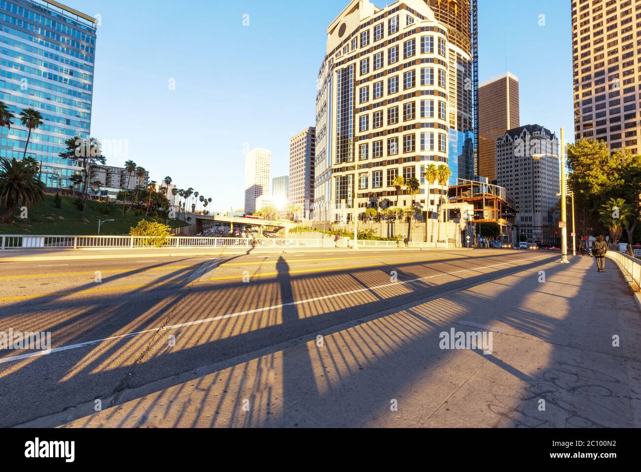 La circulation sur route près d'immeubles de bureaux modernes à los angeles Banque D'Images
