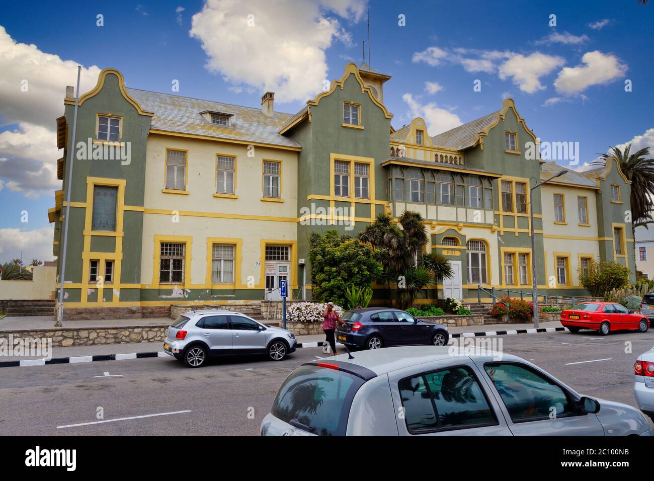 Swakopmund, Namibie - 25 novembre 2015 : Swakopmund Cityscape, maison coloniale à Swakopmund, Namibie en Afrique. Vert, jaune avec ciel bleu ensoleillé Banque D'Images