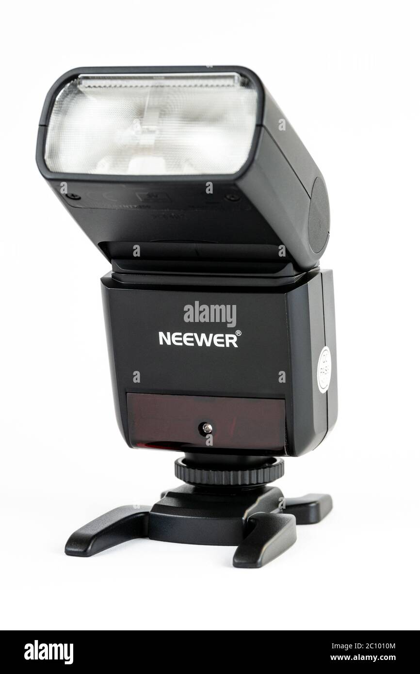 Neewer Speedlite NW400s sur le support depuis l'avant sur fond blanc Banque D'Images