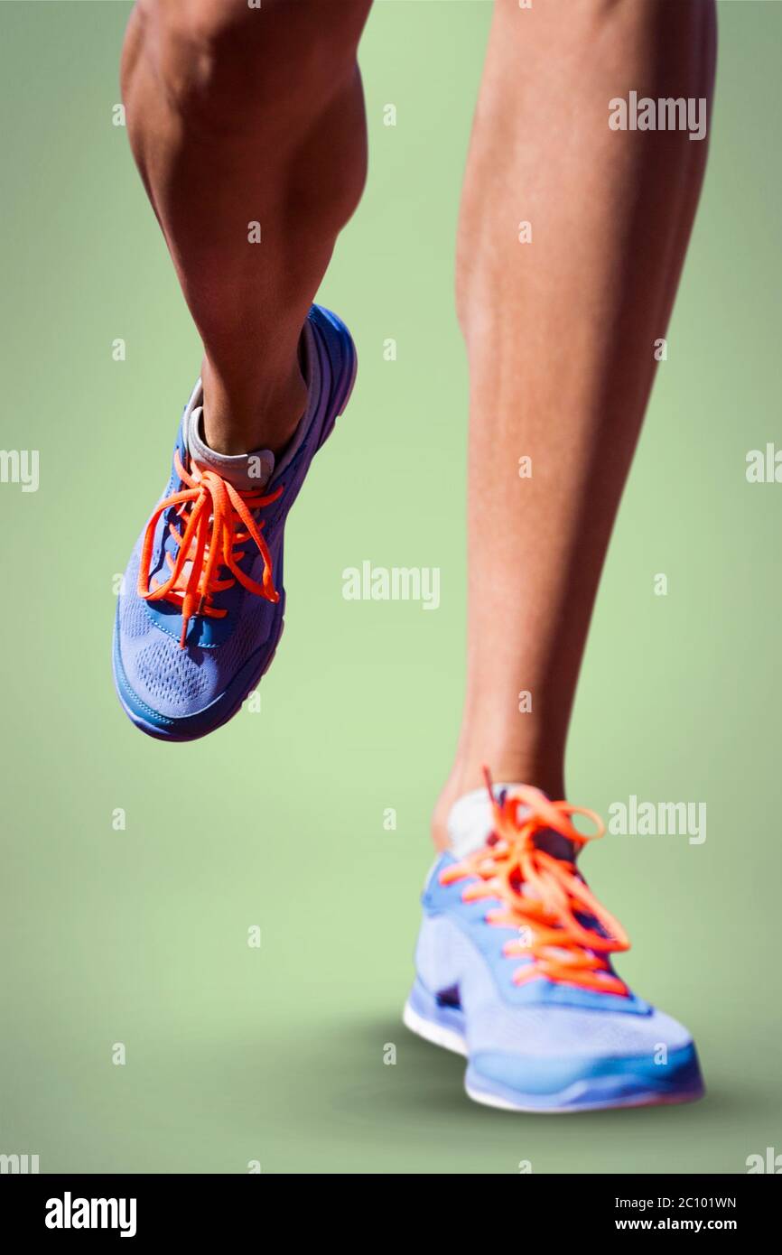 Composite image de sportif jambes marchant sur un fond blanc Banque D'Images