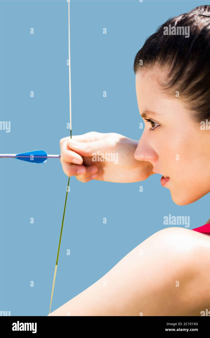 Composite image de la sportive pratiquer le tir à l'arc sur un fond blanc Banque D'Images