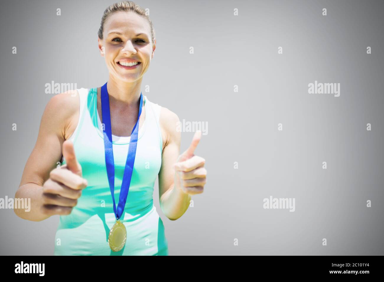 Image composite de portrait of smiling sportswoman tenant une médaille après une victoire Banque D'Images
