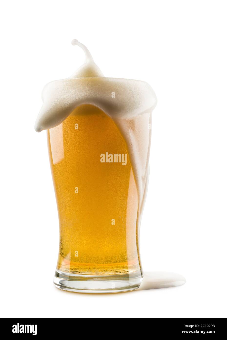 verre de bière lager avec mousse débordante sur fond blanc Banque D'Images