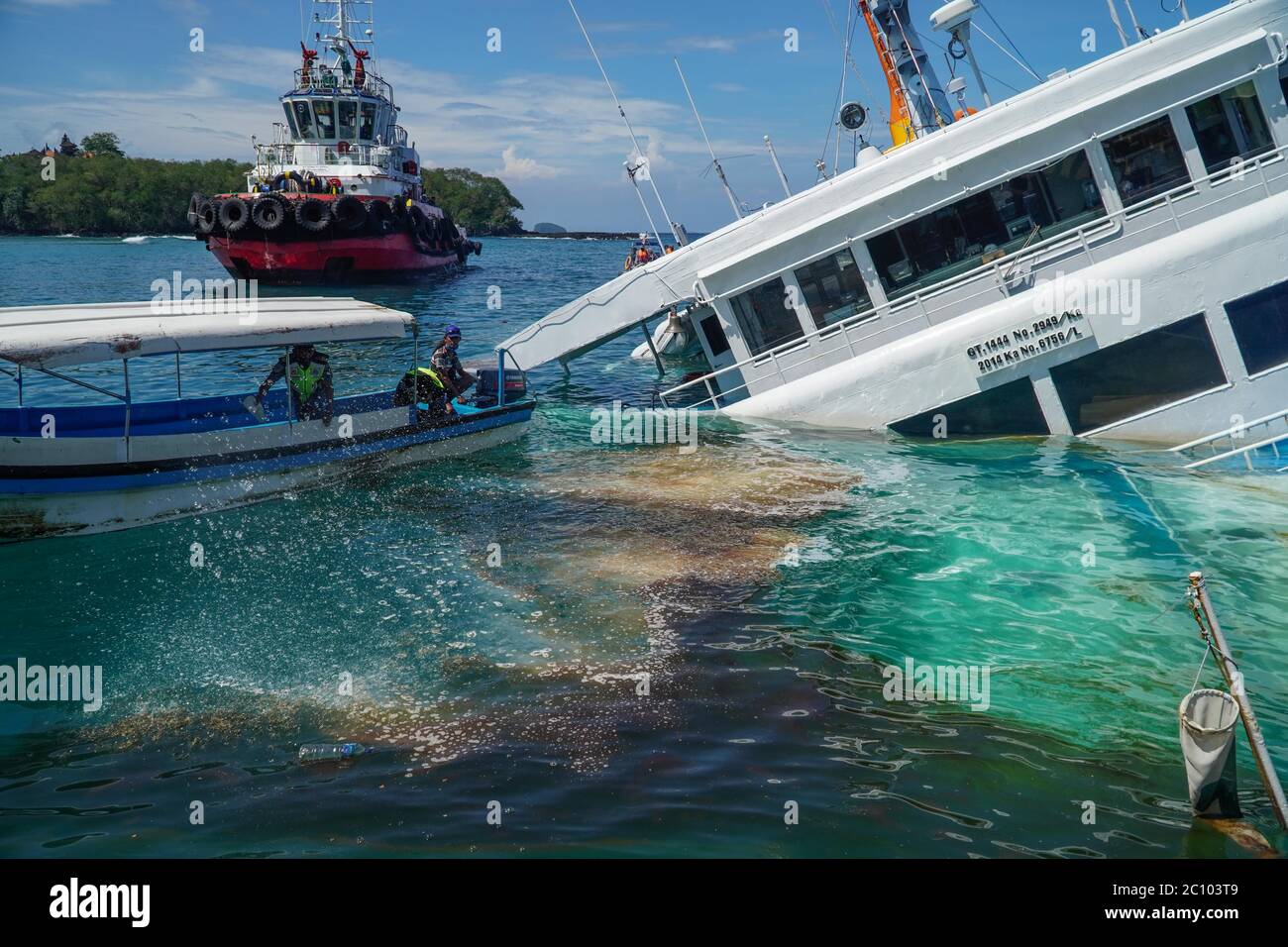 Karangasem, Bali, Indonésie. 13 juin 2020. Un petit bateau répand le  dispersant de pétrole autour. Mesures d'évacuation des passagers Ferry  (KMP) Dharma Rucitra III de l'île de Lombok qui a chaviré au